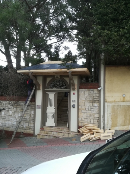 Bahçe Kapısı Ahşap Çatı Dekorasyon