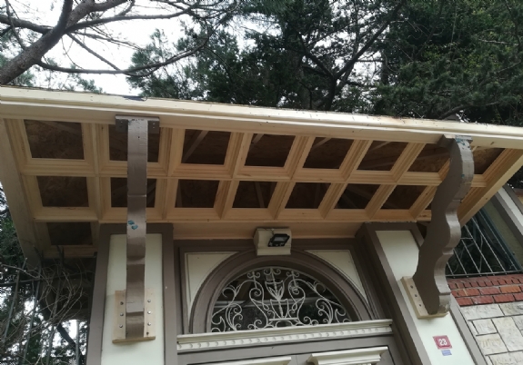 Bahçe Kapısı Ahşap Çatı Dekorasyon