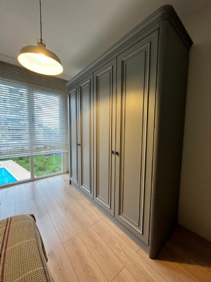 Büyük Kıyafet Dolabı