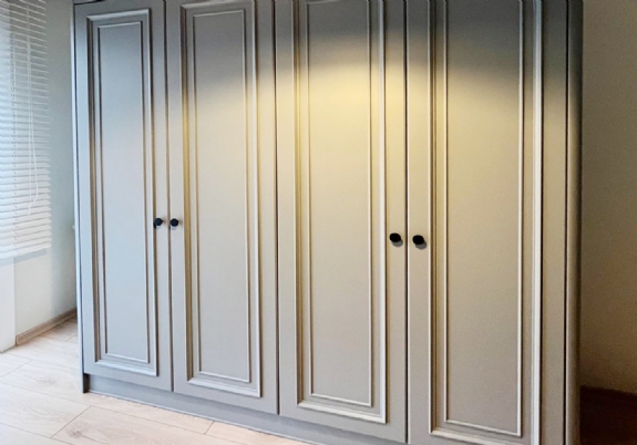 Büyük Kıyafet Dolabı