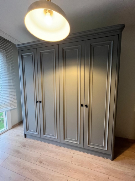 Büyük Kıyafet Dolabı