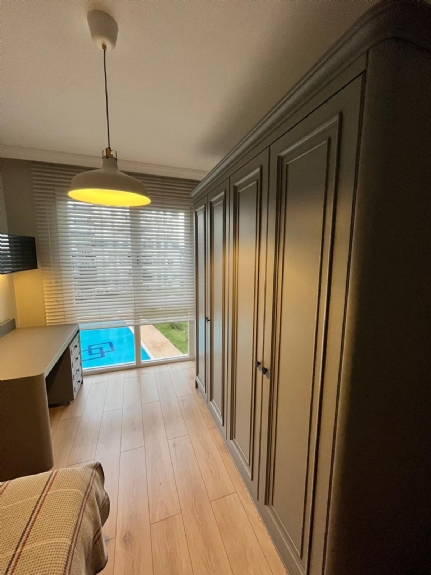 Büyük Kıyafet Dolabı