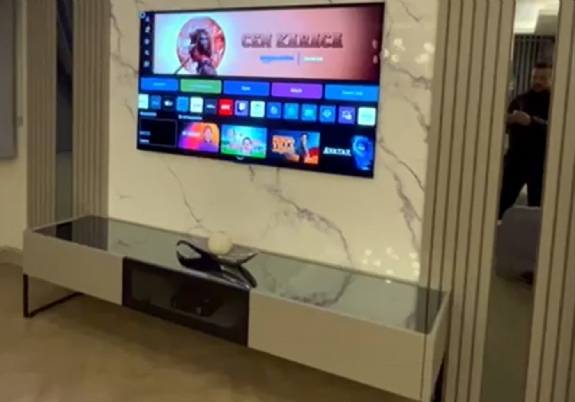 Duvar Dekorlu Televizyon Ünitesi