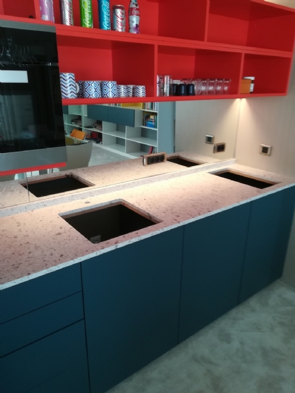 Renkli ve Ayna Konseptli Mutfak Dolabı