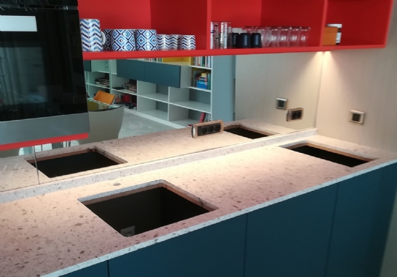 Renkli ve Ayna Konseptli Mutfak Dolabı